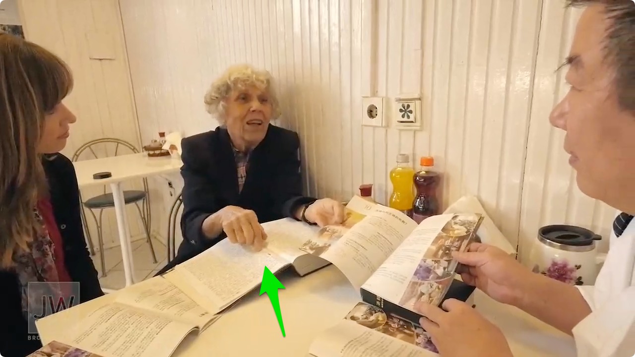 Screenshot of Sis. Margarita Königer using a _Pīnyīn_ NWT Bible
